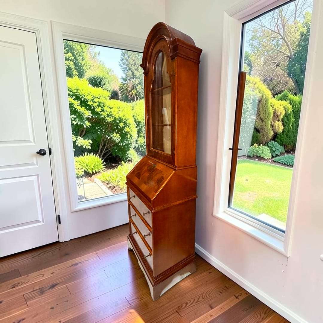 
El Escritorio secreter es ideal para quienes buscan un mueble nuevo en disponibilidad, pero con alma clásica, carácter antiguo y una presencia que no pasa desapercib