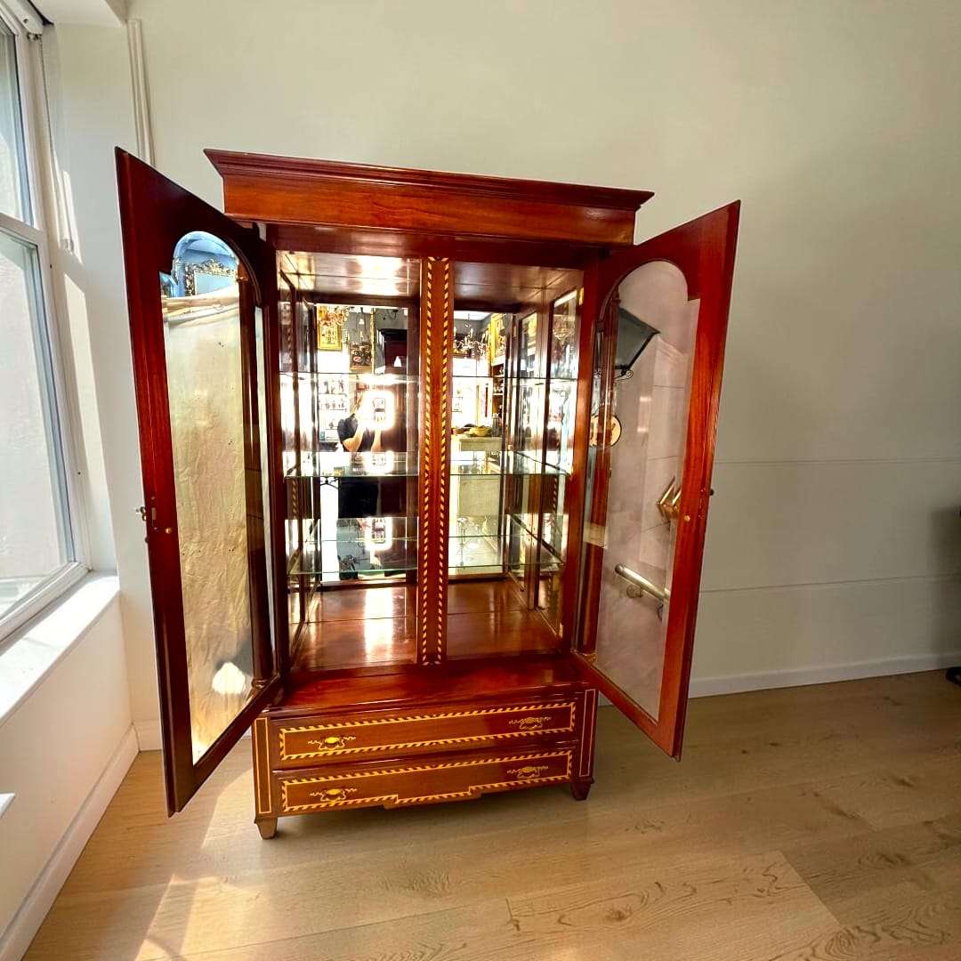 Su función original era proteger y exponer vajillas, cristalerías, porcelanas, piezas de colección u objetos delicados, permitiendo ver el contenido sin perder elegancia. Hoy, esta Vitrina