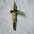 Crucifijo antiguo de caoba y bronce con figura de Jesucristo crucificado, decorativo para pared en hogar o capilla, pieza religiosa clásica.