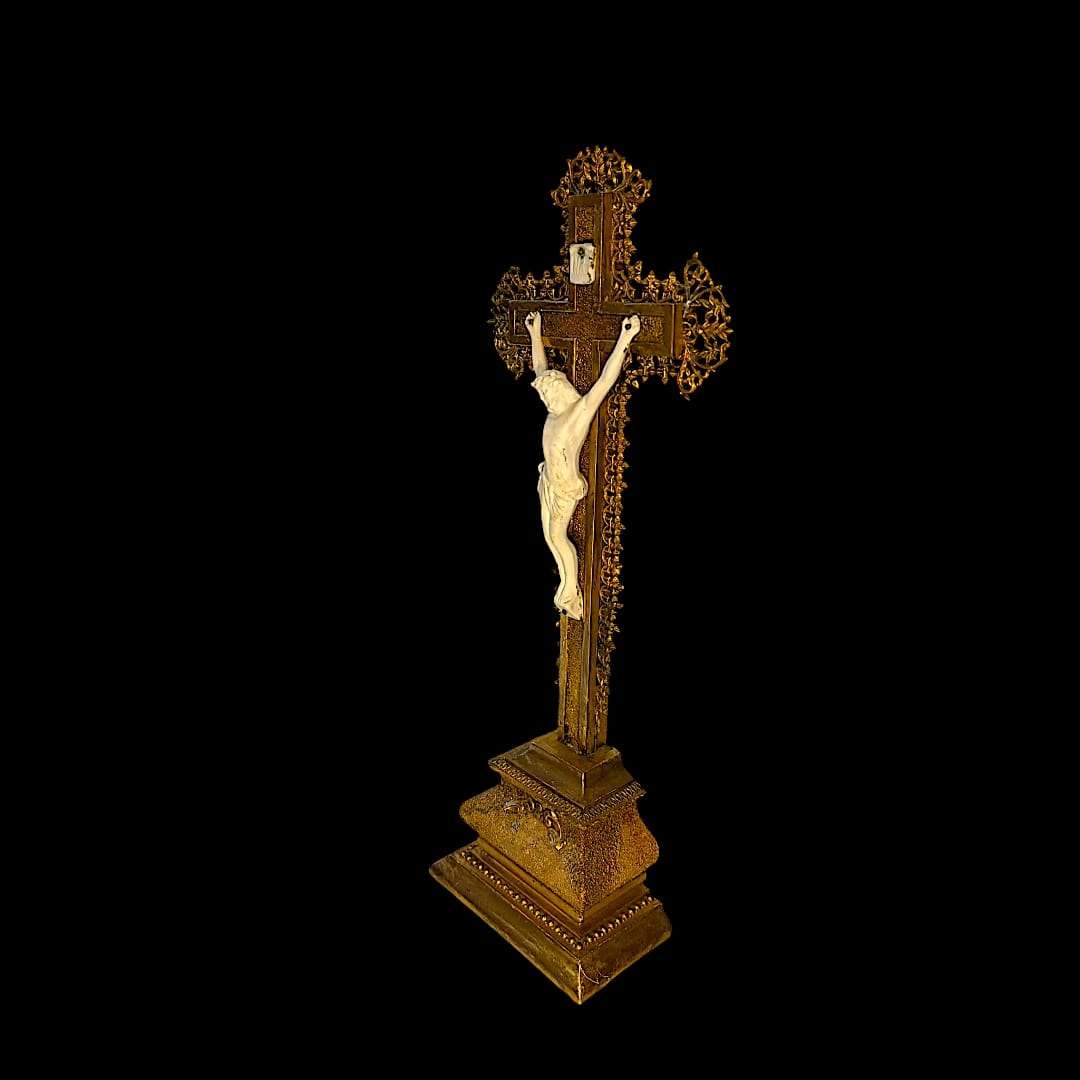 Crucifijo de sobremesa estilo Napoleón III en madera y bronce con figura de Cristo en porcelana, decorativo y elegante, SKU: A-218.2