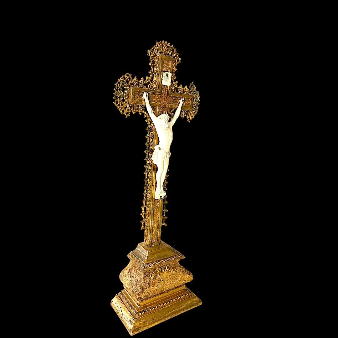 Crucifijo decorativo estilo Napoleón III en madera y bronce con figura de Cristo en porcelana, pieza religiosa antigua, SKU: A-218.2