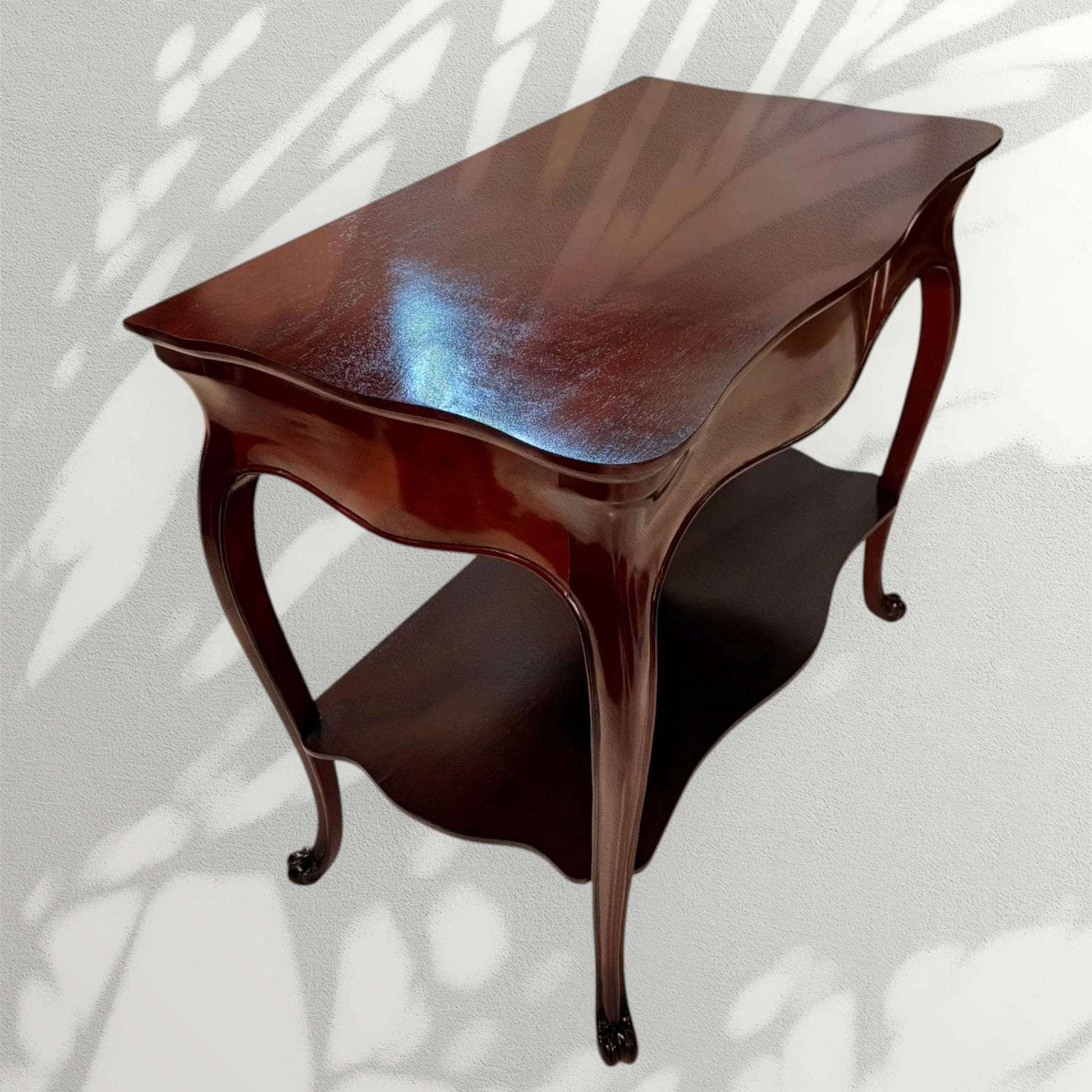 . Puede utilizarse como mesa de apoyo junto a un sofá o sillón, como mueble auxiliar en un recibidor, para colocar una lámpara, libros, jarrones, marcos decorativos o pequeños objetos de uso diario.