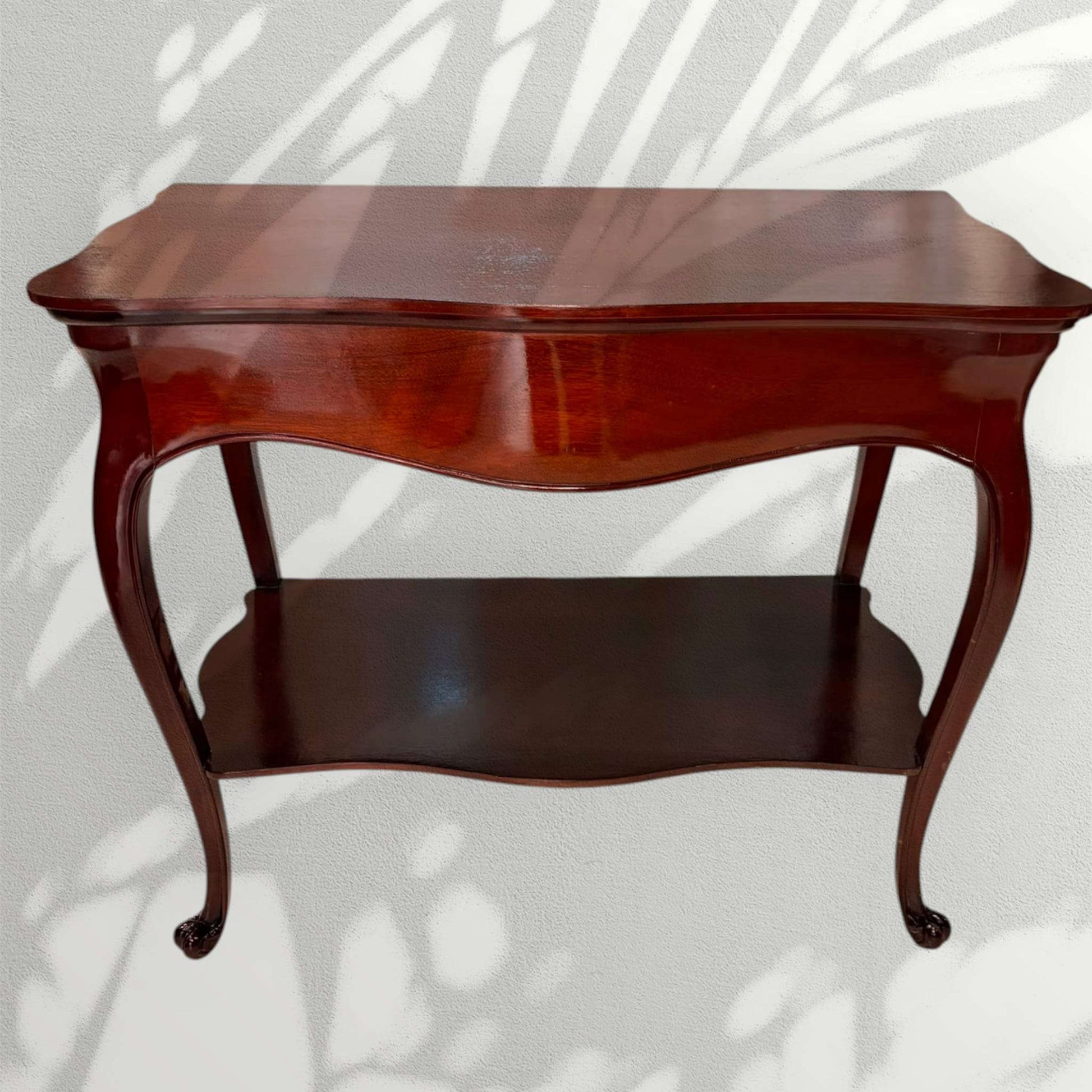 Ideal para colocar una lámpara, libros, jarrones u objetos decorativos con estilo.