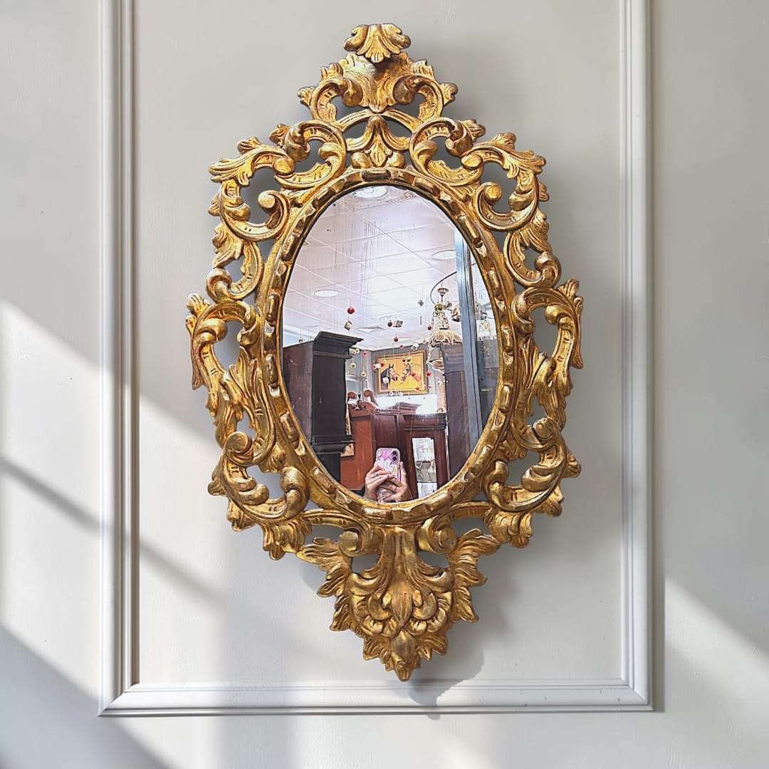 Es una pieza ideal para quienes desean decorar con antigüedades auténticas, muebles con alma y objetos decorativos capaces de transformar una estancia.