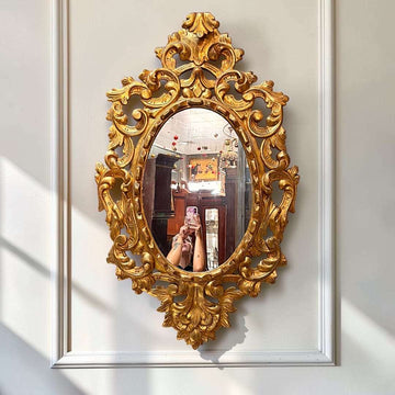 El Espejo conserva una estética de inspiración barroca y rococó, con volumen marcado, talla vegetal y un acabado dorado de aspecto envejecido que aporta riqueza visual. 