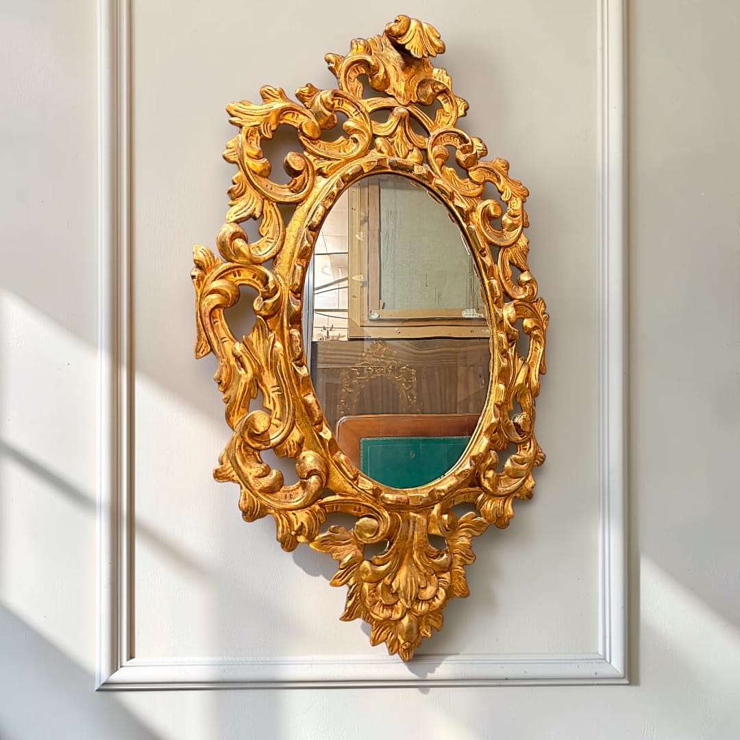 El Espejo conserva una estética de inspiración barroca y rococó, con volumen marcado, talla vegetal y un acabado dorado de aspecto envejecido que aporta riqueza visual. 
