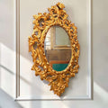 Su función original era reflejar y ampliar visualmente la estancia; hoy, además, se convierte en un recurso decorativo de gran valor para recibidores, salones, dormitorios, pasillos elegantes, vestidores o proyectos de interiorismo donde se buscan piezas antiguas con personalidad.

Con unas medidas de 109 x 69 cm, ofrece una proporción muy a
