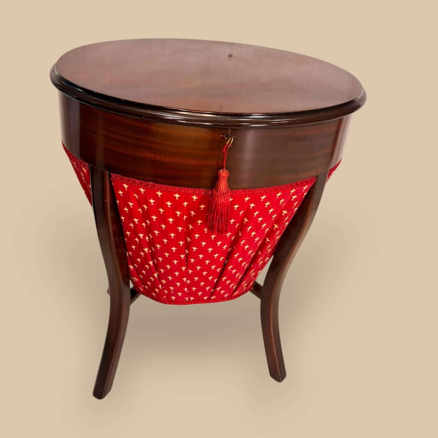  En las imágenes se aprecia una distribución compartimentada con divisiones de madera, ideal para ordenar pequeños objetos. 