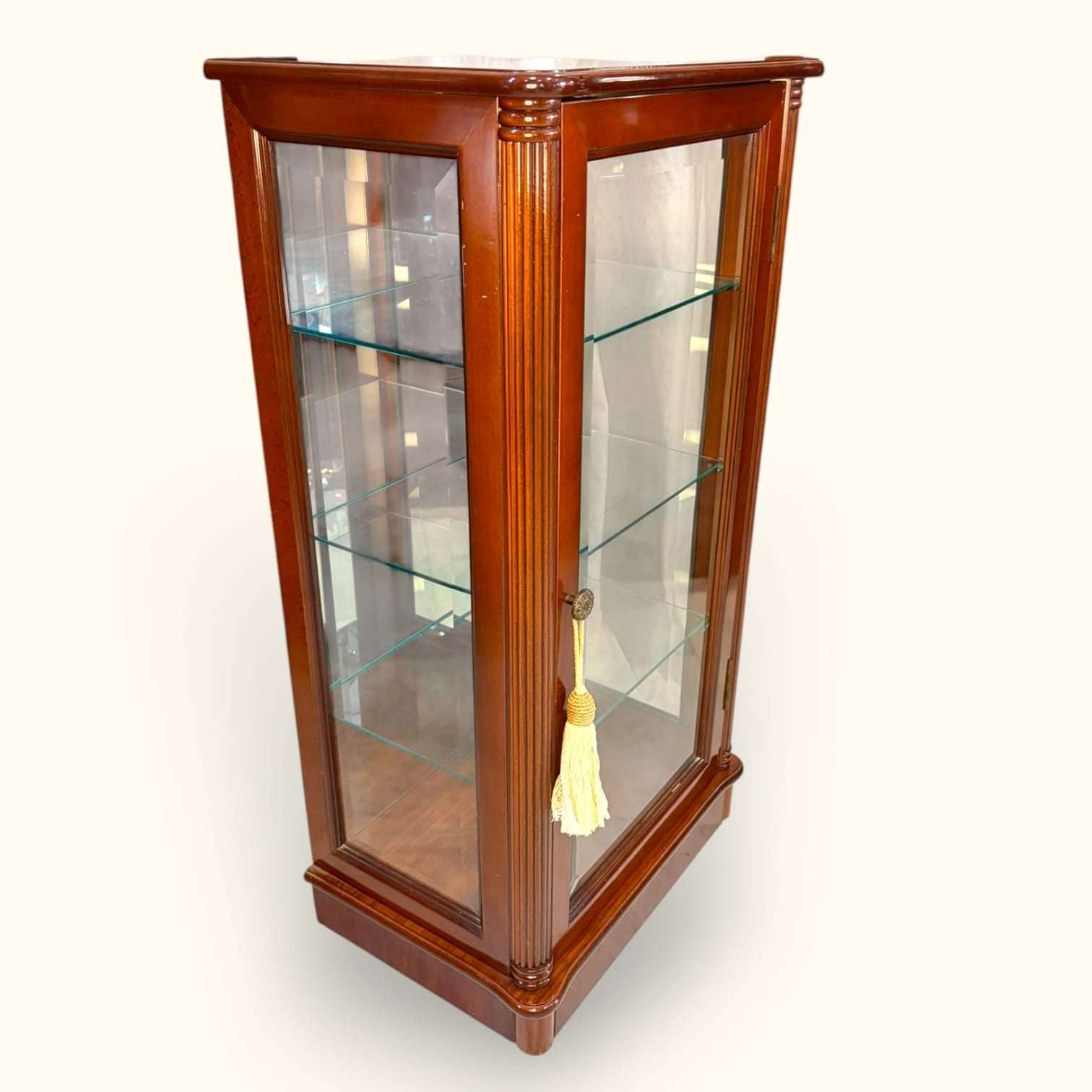 Vitrina de caoba con cristal para colección única, estructura de madera de caoba, con cinco estantes de vidrio y detalles decorativos elegantes.