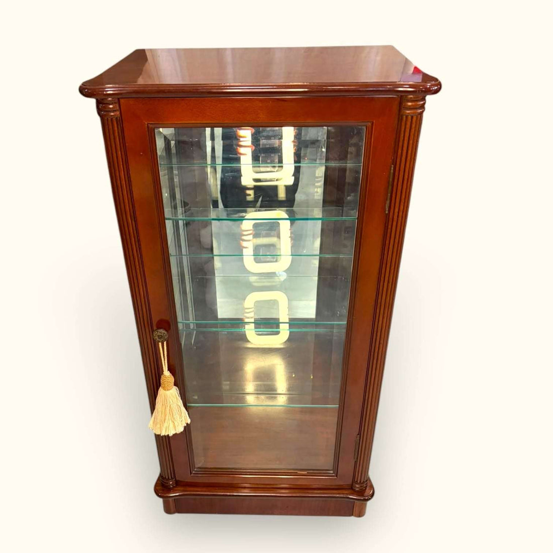 Vitrina de caoba con cristal para colección única, estructura de madera de caoba, con cinco estantes de vidrio y detalles decorativos elegantes.