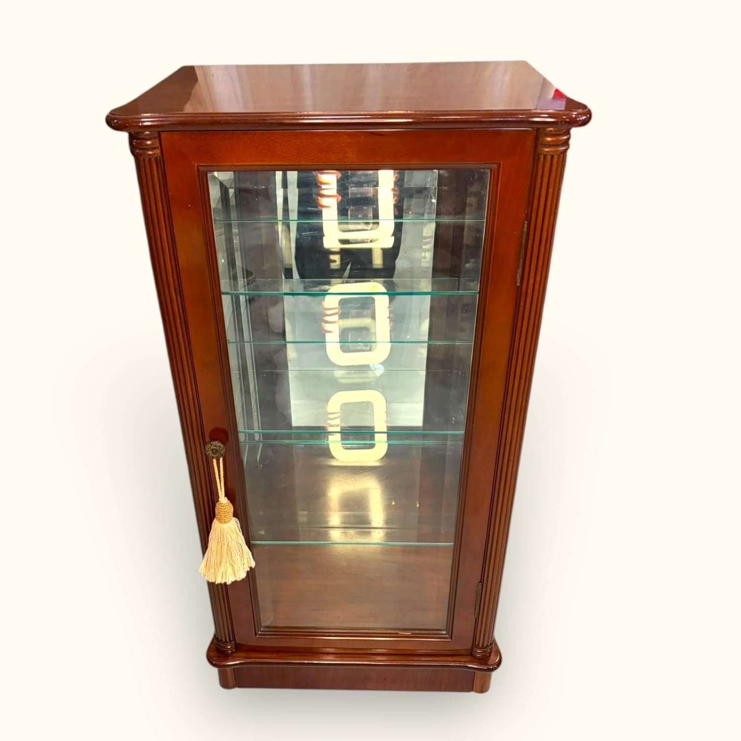 Vista superior de la vitrina de caoba con cristal, superficie de madera pulida y esquinas redondeadas, ideal para exhibir objetos decorativos.