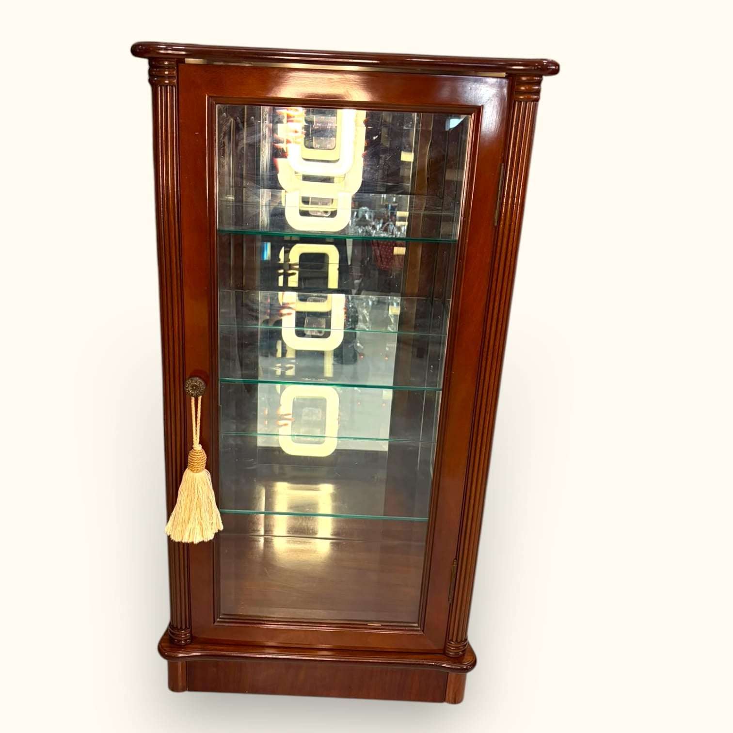 Vitrina de caoba con cristal para colección única, estructura de madera de caoba, con cinco estantes de vidrio y detalles decorativos, tamaño 50,5 x 34,5 x H95,5 cm.