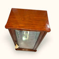 Vitrina de caoba con cristal para colección única, madera de tono marrón, con detalles clásicos y tamaño compacto para exhibir vajillas y objetos decorativos.