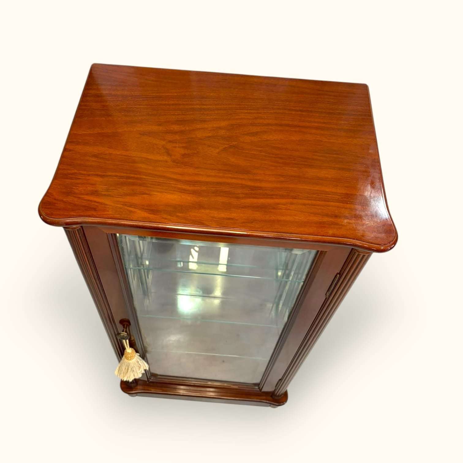 Vitrina de caoba con cristal para colección única, madera de tono marrón, con detalles clásicos y tamaño compacto para exhibir vajillas y objetos decorativos.