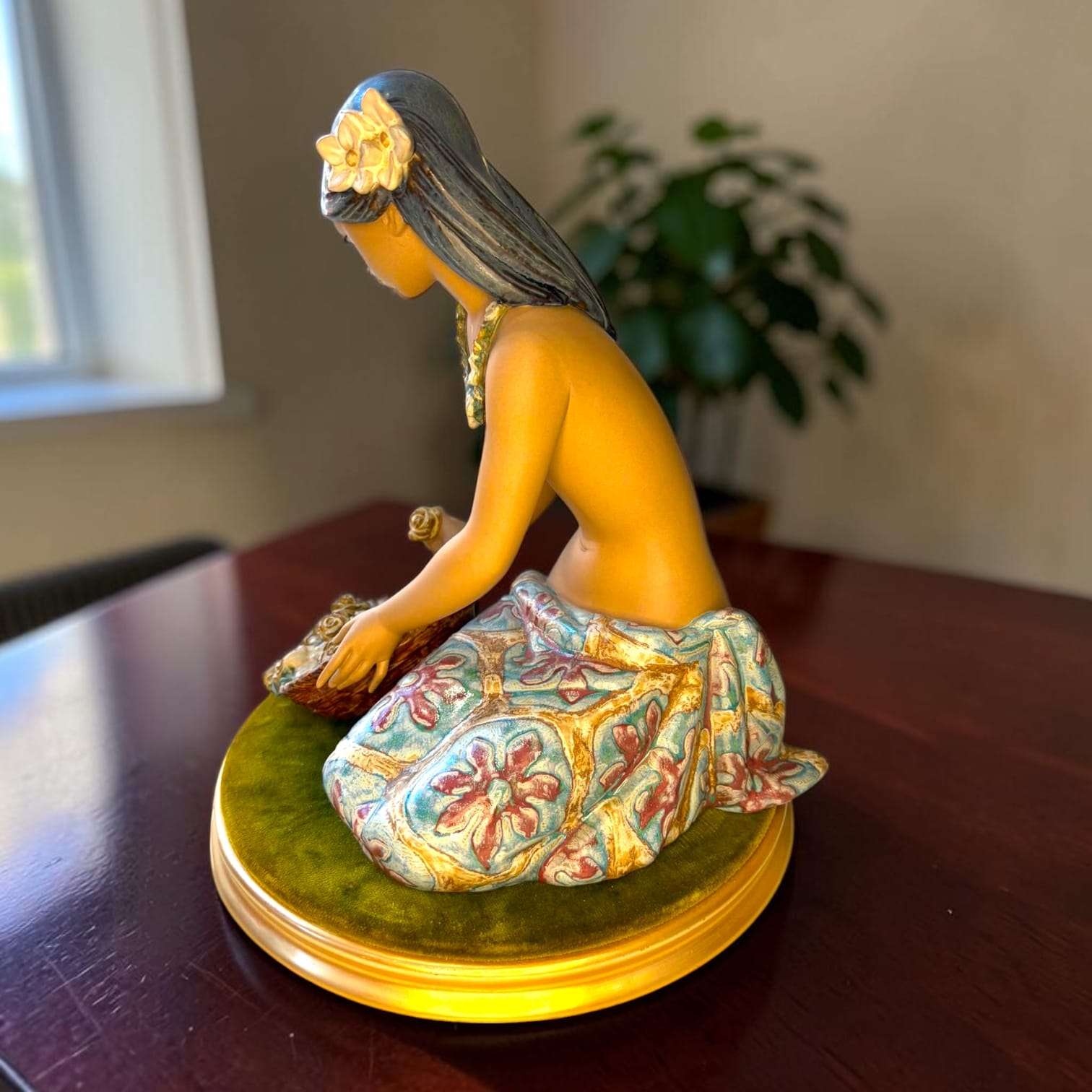 En la parte inferior se aprecia la marca Lladró, detalle importante para coleccionistas y amantes de la porcelana española. Sus m