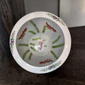 Jardinera china Famille Rose negra con soporte de madera, porcelana decorativa con peces y flores vibrantes, estilo oriental, pieza única.