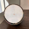 Base de jardinera china Famille Rose negra con soporte de madera, porcelana decorativa con acabado brillante y sello de identificación en la parte inferior