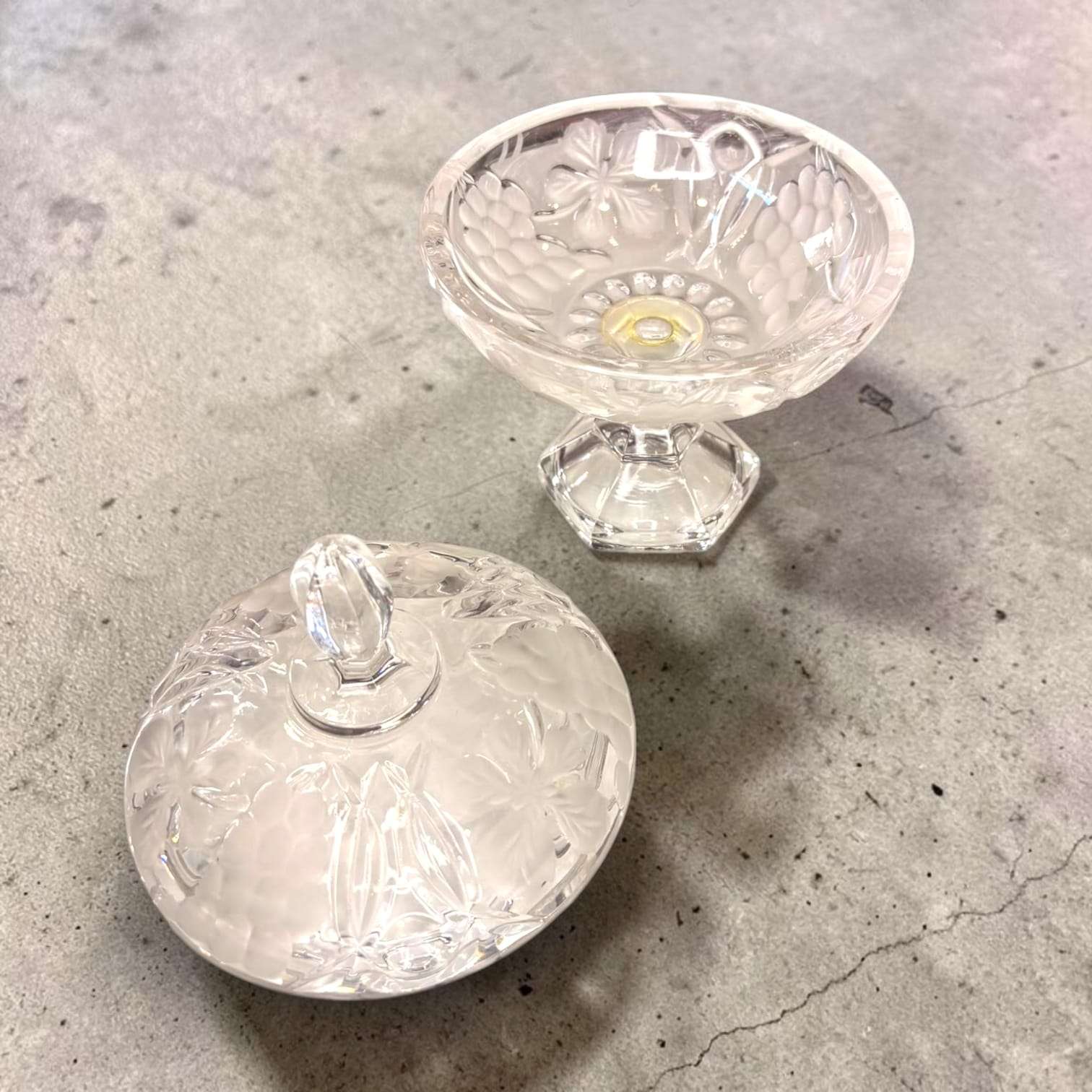 Bombonera antigua de cristal con relieves decorativos, base hexagonal y tapa, ideal para dulces o decoración vintage en hogar y vitrina.