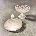 Bombonera antigua de cristal con relieves decorativos en forma de flores y uvas, con tapa y pie elevado, ideal para dulces o decoración vintage.