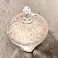 Detalle del acabado tallado en cristal de la bombonera vintage, con relieves florales y uvas, en estilo decorativo antiguo.