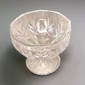 Detalle del relieve y tirador plateado en la bombonera de cristal, pieza decorativa antigua para vitrina o tocador, SKU: A-219.5