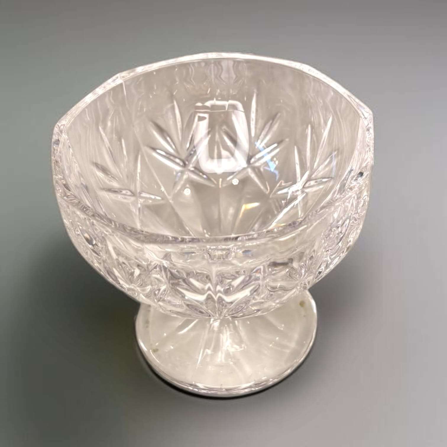 Detalle del relieve y tirador plateado en la bombonera de cristal, pieza decorativa antigua para vitrina o tocador, SKU: A-219.5
