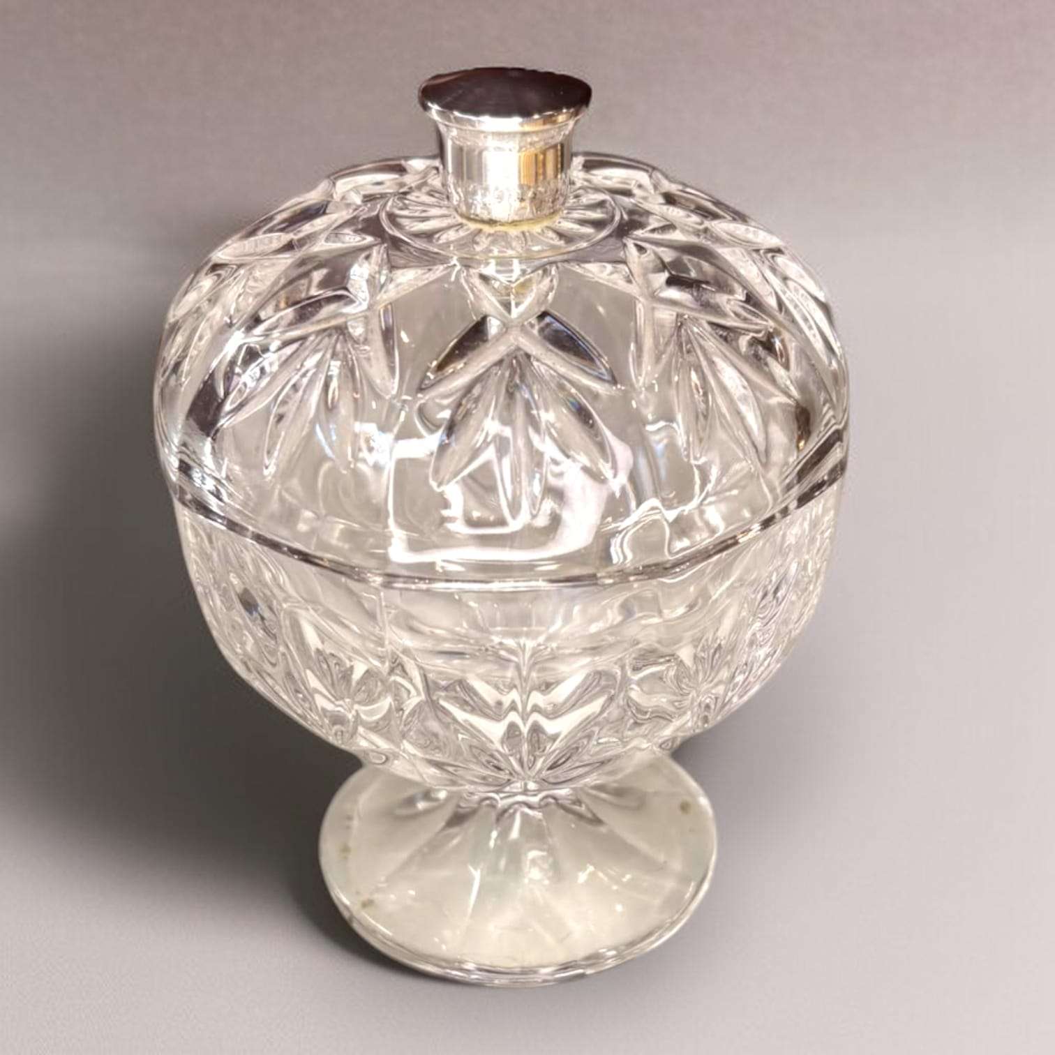 Vista superior de la bombonera de cristal con tapa y relieves, base de cristal tallado, objeto decorativo vintage, SKU: A-219.5