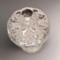 Bombonera de cristal con relieves y tirador plateado, decorativa y vintage, ideal para dulces o colección, SKU: A-219.5