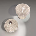 Vista desde arriba de la bombonera de cristal con tapa, relieves y base tallada, objeto decorativo vintage, SKU: A-219.5