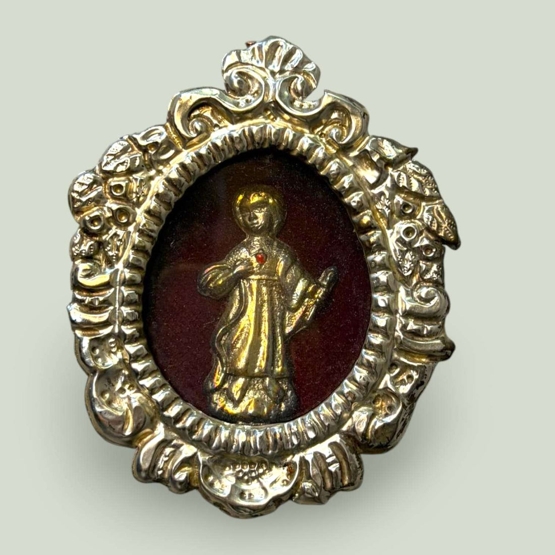 Relicario Niño Jesús en metal plateado con fondo de terciopelo rojo, pieza religiosa antigua, decorativa y de colección, SKU: A-138