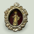 Vista trasera del relicario Niño Jesús en metal plateado con fondo de terciopelo rojo, pieza religiosa antigua y decorativa, SKU: A-138