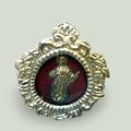 Relicario Niño Jesús en metal plateado con fondo de terciopelo rojo, vista frontal con detalles ornamentales en marco, SKU: A-138
