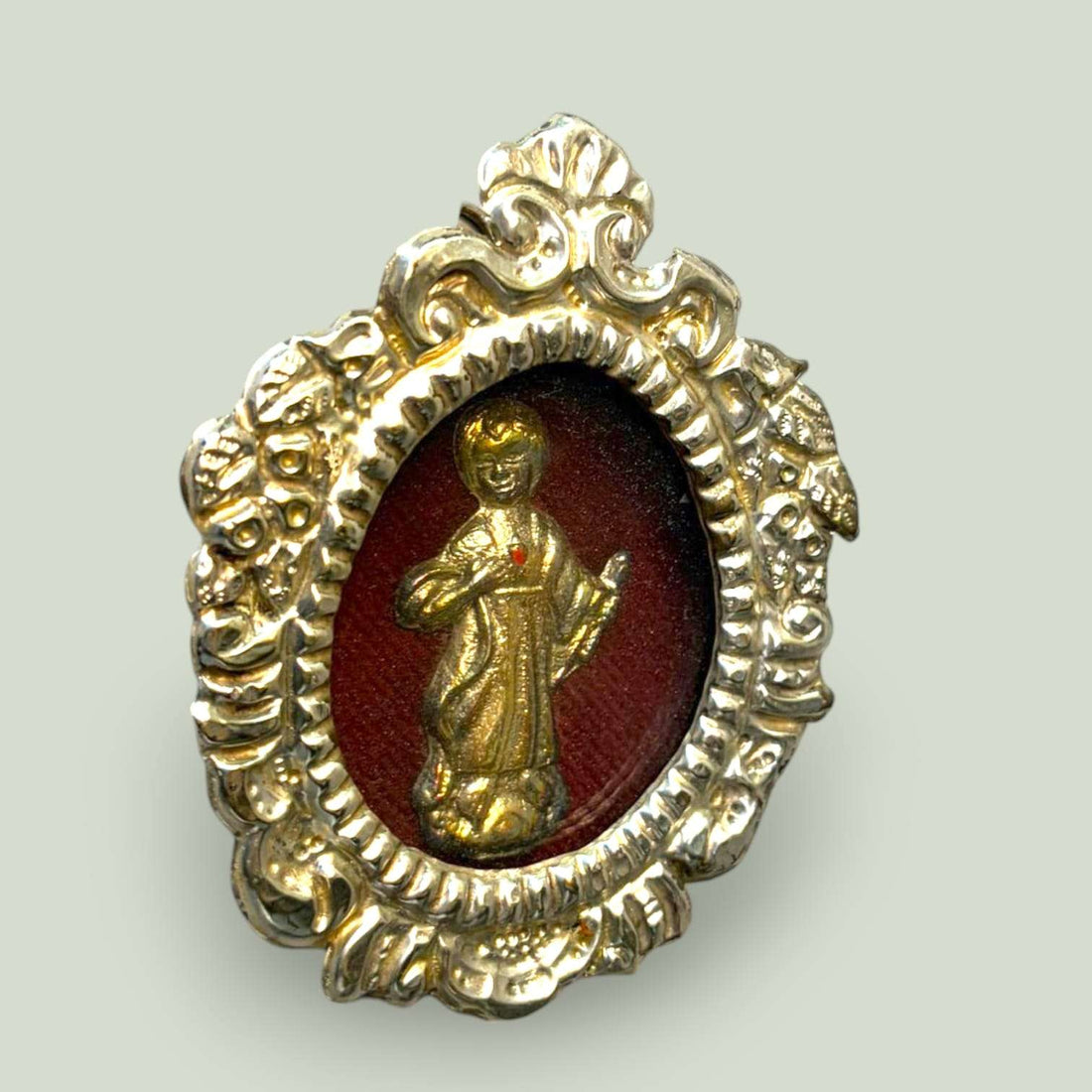 Relicario Niño Jesús en metal plateado con fondo de terciopelo rojo, pieza religiosa antigua, decorativa y de colección, SKU: A-138
