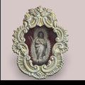 Relicario de la Inmaculada en metal plateado con figura religiosa en relieve, marco ornamentado con detalles barrocos y fondo de terciopelo rojo, pieza decorativa religiosa antigua - SKU: A-138