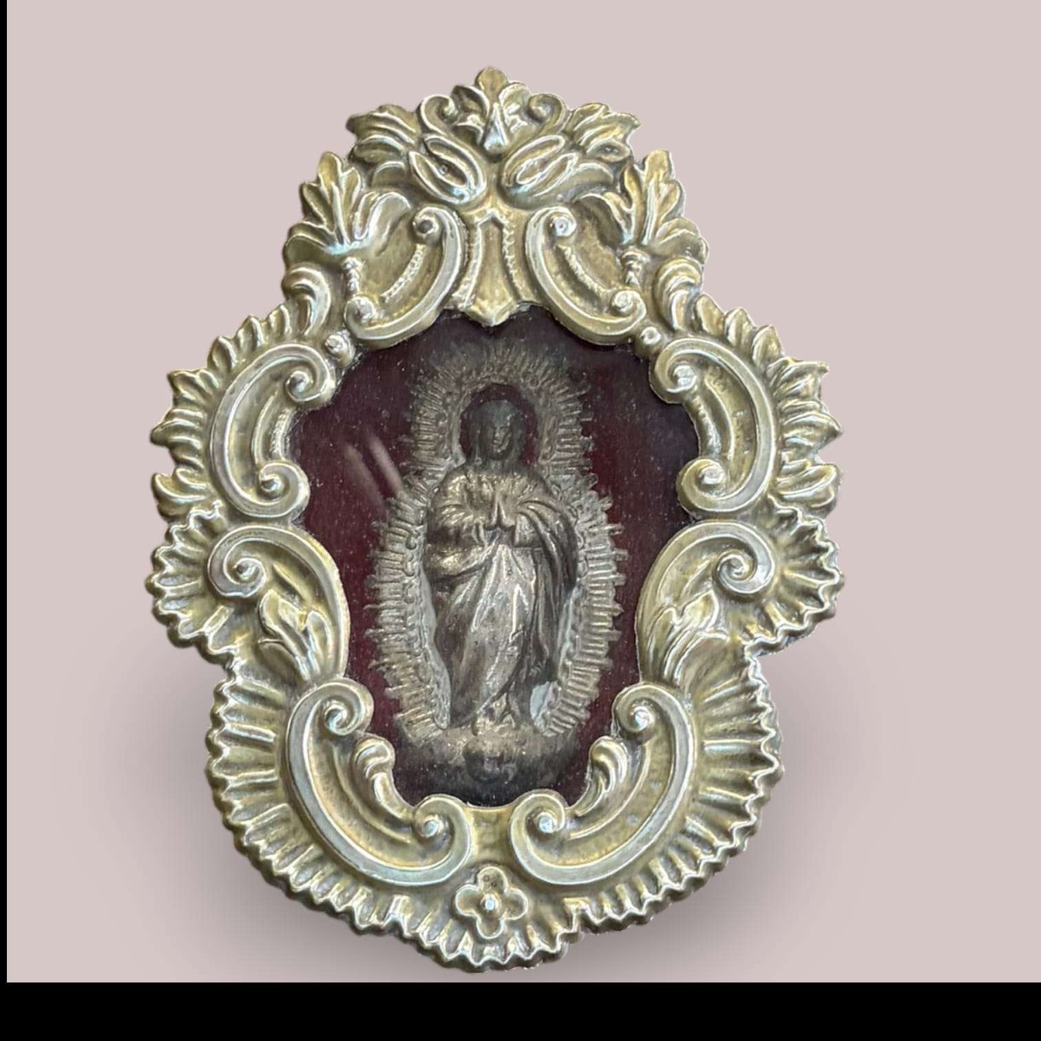 Relicario de la Inmaculada en metal plateado con figura religiosa en relieve, marco ornamentado con detalles barrocos y fondo de terciopelo rojo, pieza decorativa religiosa antigua - SKU: A-138