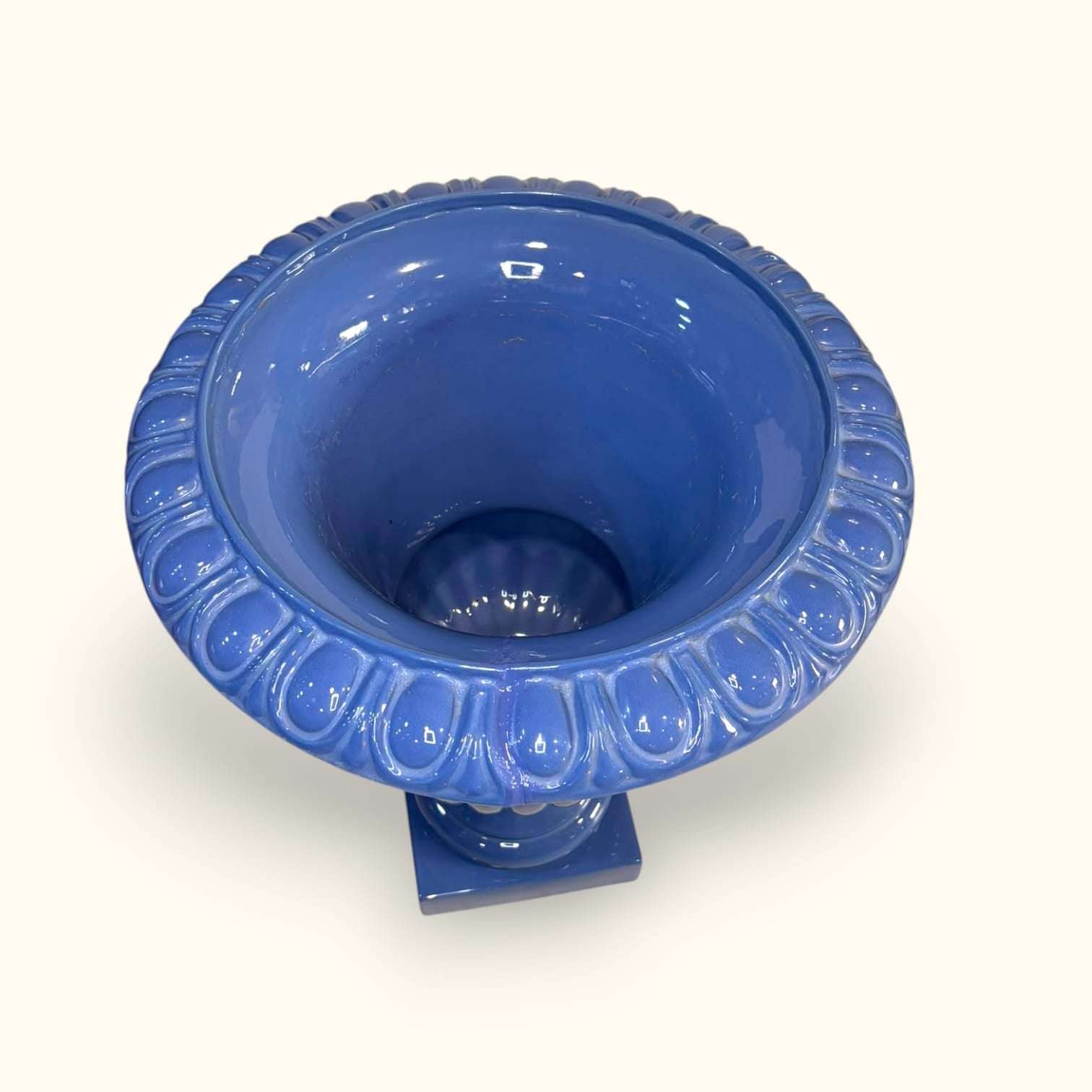Copa florero decorativa de cerámica esmaltada en celeste con borde en relieve y base cuadrada, estilo clásico para decoración de hogar y jardín - SKU: A-220.7