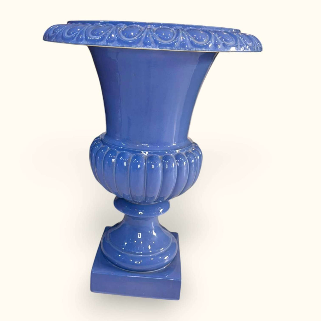 Copa florero decorativa de cerámica esmaltada en color celeste, gran tamaño, borde en relieve y base cuadrada, estilo clásico.