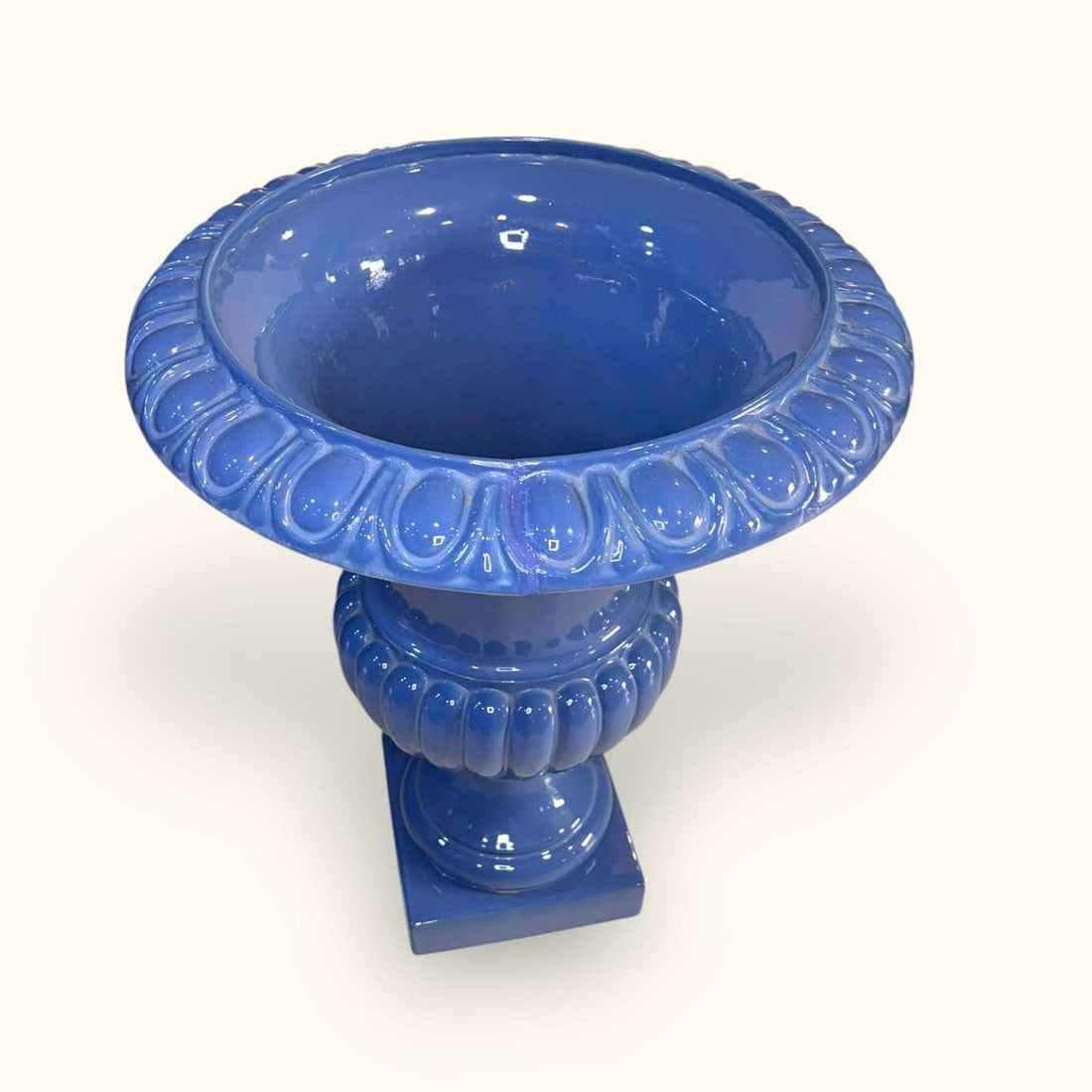 Copa florero decorativa de cerámica esmaltada en color celeste, gran tamaño, borde en relieve y base cuadrada, estilo clásico.