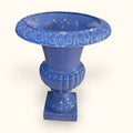 Perspectiva desde arriba de la copa florero de cerámica esmaltada en color celeste, con borde decorativo en relieve y interior brillante.