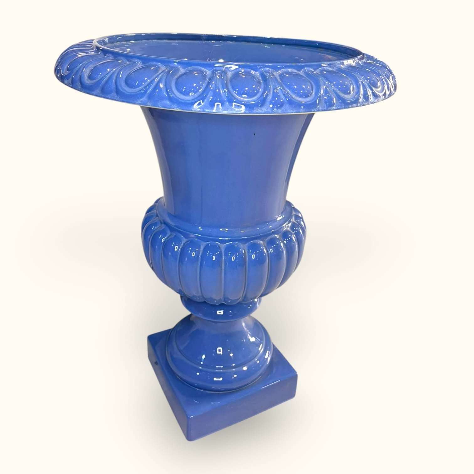 Florero decorativo de cerámica esmaltada en celeste con borde en relieve, base cuadrada y estilo clásico, pieza única en decoración de hogar.