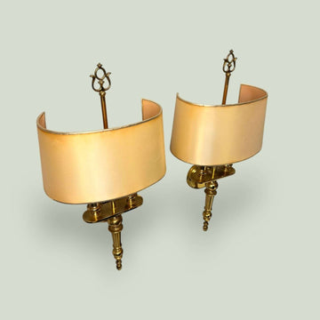 Pareja de apliques dorados de pared con pantalla curva en metal y pantalla beige, ideales para decorar salones y dormitorios con estilo clásico.