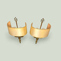 Apliques dorados de pared con pantalla en color beige y estructura en metal, diseño clásico con detalles ornamentales y soporte en metal dorado.