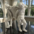 Detalle del rostro y cabello de los querubines en centro de mesa de porcelana, pieza decorativa clásica y refinada para decoración.