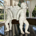 Vista frontal del centro de mesa de porcelana con querubines, pieza decorativa antigua y refinada para decoración clásica.
