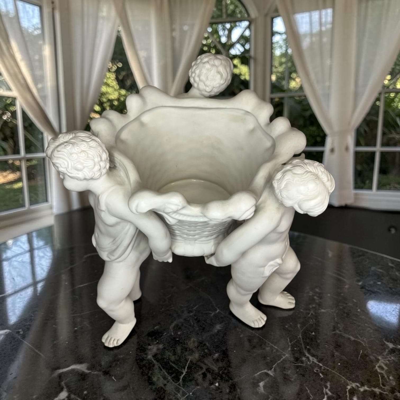 Centro de mesa de porcelana blanca con querubines sosteniendo una cesta, pieza clásica y decorativa para mesas y vitrinas, SKU: A-220.5