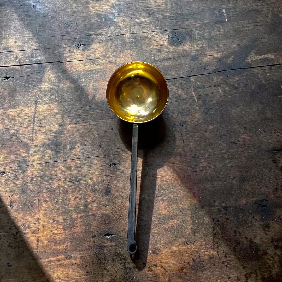 El Cazo destaca por su fuerza visual. No es solo un utensilio antiguo: es un objeto con presencia, textura y memoria. 