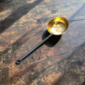 El Cazo puede lucir en una cocina antigua, en una pared decorativa, junto a otros utensilios de cobre o hierro, en una vitrina temática o como elemento