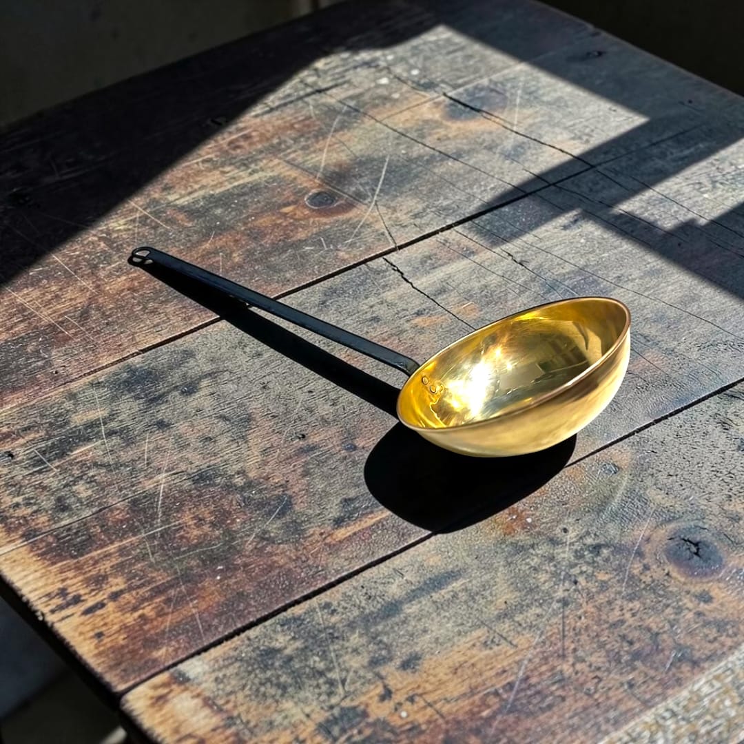 El Cazo destaca por su fuerza visual. No es solo un utensilio antiguo: es un objeto con presencia, textura y memoria. 
