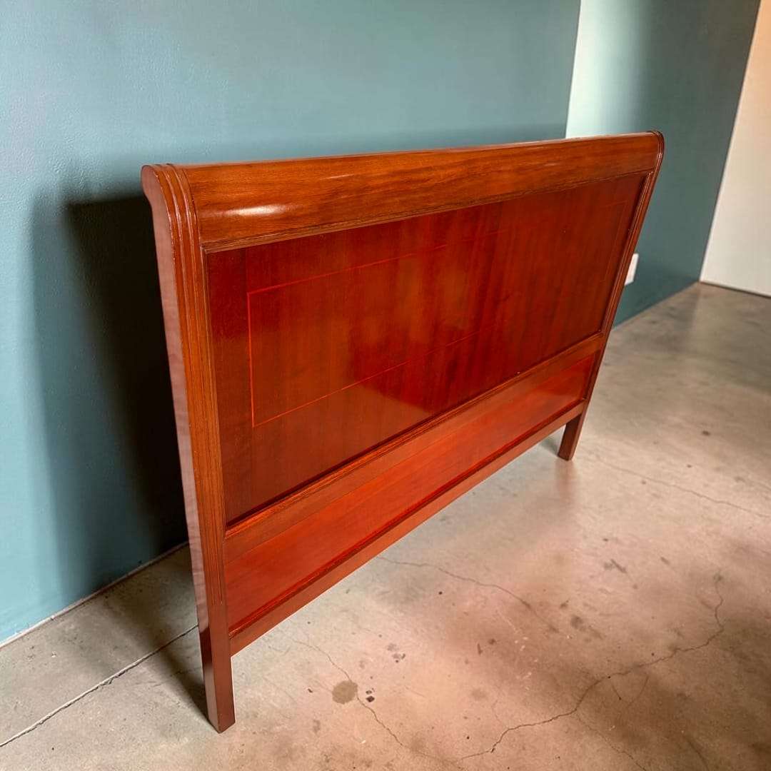 Su función práctica consiste en delimitar la parte superior de la cama, proteger la pared y completar visualmente el conjunto de descanso. 