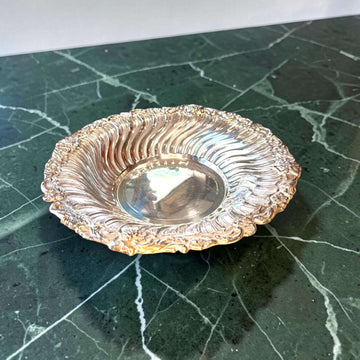 Panera de metal plateado con borde decorado clásico